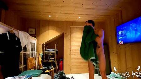 Стройная русская шлюшка разбудила гостя минетом и красиво отдалась