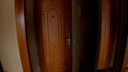 Пацанчик мастурбирует девушке киску и нежно ебет длинным болтом