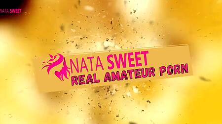 Русская нимфа делает приятный минет парню и принимает от него камшот