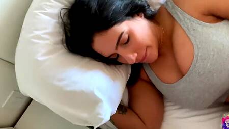 Разбудил членом загорелую телочку и отодрал по полной программе