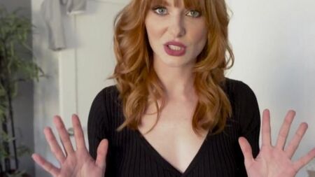 Рыжая краля принимает все позы в сексе для страстного пихаря