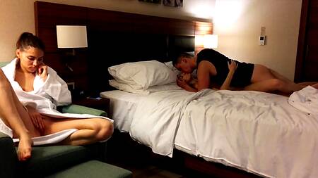 Русский пацан по очереди оприходовал двух горячих нимф