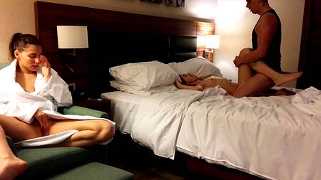 Русский пацан по очереди оприходовал двух горячих нимф