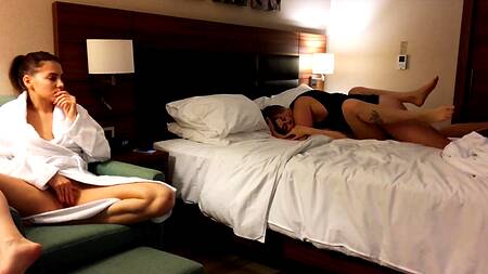 Русский пацан по очереди оприходовал двух горячих нимф