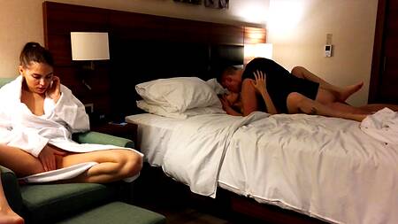 Русский пацан по очереди оприходовал двух горячих нимф