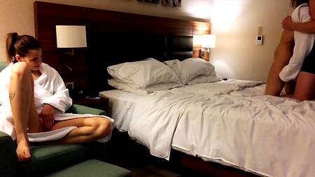 Русский пацан по очереди оприходовал двух горячих нимф