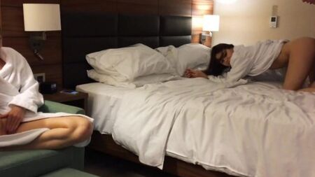 Русский пацан по очереди оприходовал двух горячих нимф