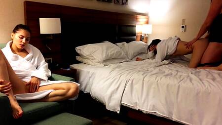 Русский пацан по очереди оприходовал двух горячих нимф