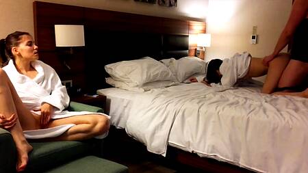 Русский пацан по очереди оприходовал двух горячих нимф