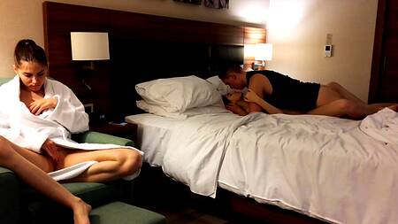 Русский пацан по очереди оприходовал двух горячих нимф