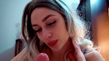 Сын пользуется телом мамы наслаждаясь мокрой пиздой из которой он вылез