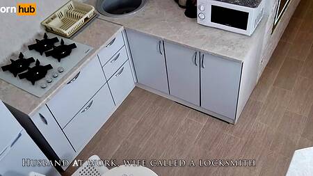 Сексапильная хозяйка изменяет мужу с хуястым сантехником