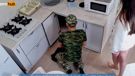 Сексапильная хозяйка изменяет мужу с хуястым сантехником