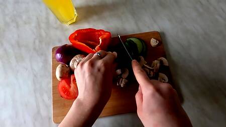 Подошёл на кухне к девушке и страстно ее взял большим членом