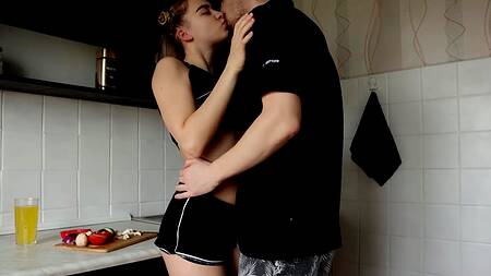 Подошёл на кухне к девушке и страстно ее взял большим членом