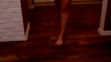 Русская краля села пиздой на лицо парня и ощутила кайф от его языка