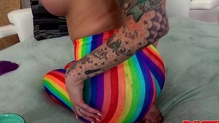 Смугла нимфа оседлала два члена всеми дырками и сладко на них кончила