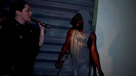 Задержанный негр оприходовал двух жопастых офицерш