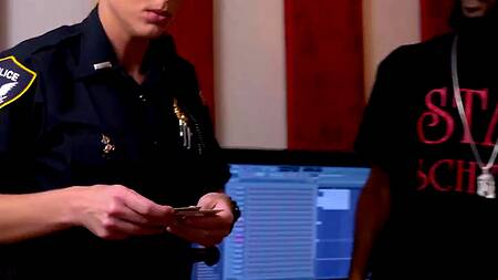 Задержанный негр оприходовал двух жопастых офицерш