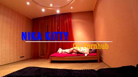 Застукала брата за дрочкой и решила ему помочь