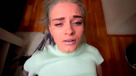 Блонда обожает сосать огромный хуй и наслаждается когда ее ебут раком