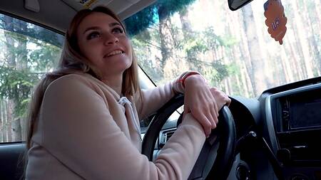 Секс в автомобиле с русской красавицей на природе