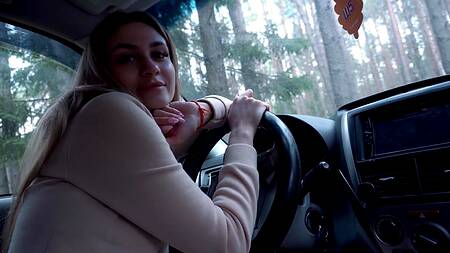 Секс в автомобиле с русской красавицей на природе