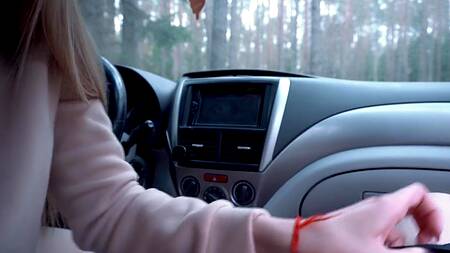 Секс в автомобиле с русской красавицей на природе