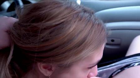 Секс в автомобиле с русской красавицей на природе