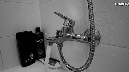 Молодая русская пара расслабляется в ванной