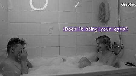 Молодая русская пара расслабляется в ванной