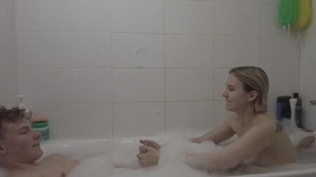 Молодая русская пара расслабляется в ванной