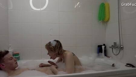 Молодая русская пара расслабляется в ванной