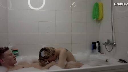 Молодая русская пара расслабляется в ванной