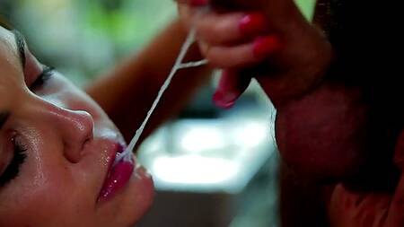 Стройная малыха без ума от накаченного парня и его большого стояка