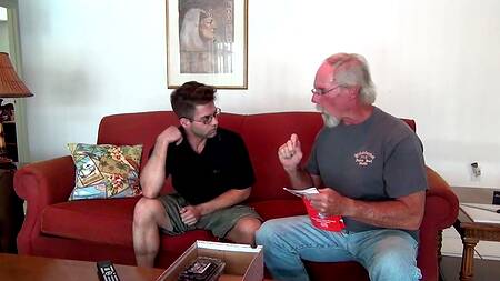 Не жадный зрелый мужик поделился своей милфой с молодым парнем