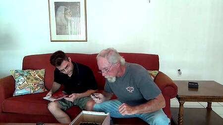 Не жадный зрелый мужик поделился своей милфой с молодым парнем