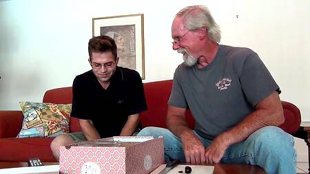 Не жадный зрелый мужик поделился своей милфой с молодым парнем