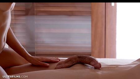 Стройная малыха трется сиськами и дрочит ножками огромный мясистый фаллос