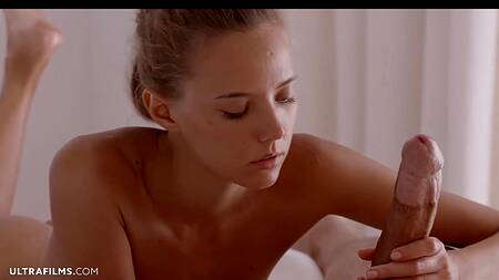 Стройная малыха трется сиськами и дрочит ножками огромный мясистый фаллос