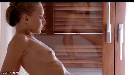 Стройная малыха трется сиськами и дрочит ножками огромный мясистый фаллос