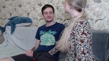 Сестренка отсасывает брату и жадно проглатывает его теплую сперму