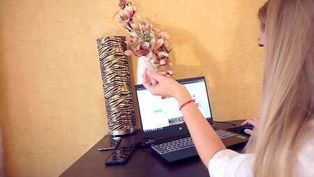 Секретарша дает себя трахать начальнику ради несколько премий в месяц