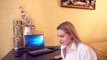 Секретарша дает себя трахать начальнику ради несколько премий в месяц