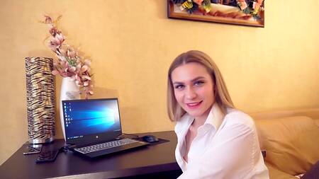 Секретарша дает себя трахать начальнику ради несколько премий в месяц