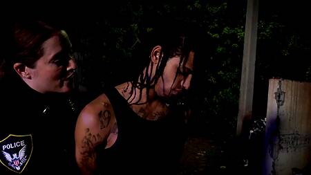 Негр накормил спермой двух нимфоманок в полицейской форме