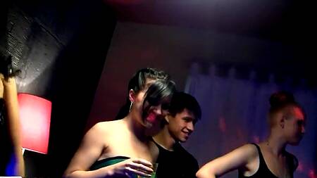 Шумная порно вечеринка с русскими телками дающими во все дыры