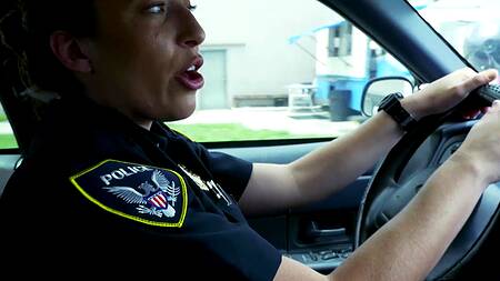 Если не хочешь в тюрьму сделай копам приятно большим членом