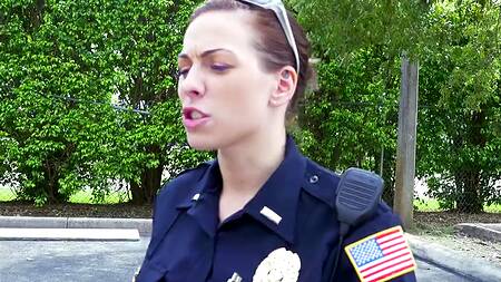 Если не хочешь в тюрьму сделай копам приятно большим членом