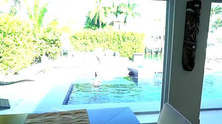 Такой кайф когда толстая телочка прыгает на фаллосе днем у бассейна